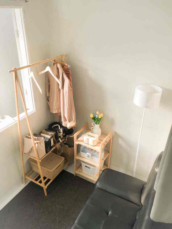 Halo teman teman semua, kenalin ini ruang minimalis yang aky gunakan untuk wardrobe alias gantung pakaian dan tas aku. Jadi aku memanfaatkan ruangan mungil ini dengan meletakkan sofa dan stand hanger serta raj susun serbaguna untuk taro pajangannya. 

#RuangSempit
#TipsMaksimalkanRuang
#NeverTooSmall
#RuangMinimalis