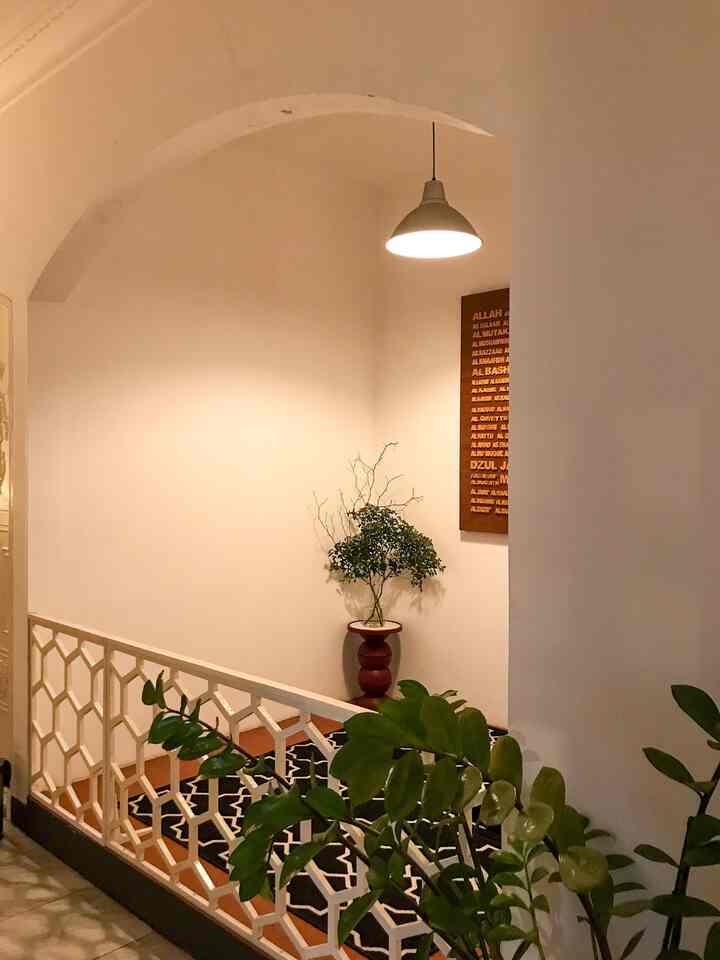 Musholla berukuran 2,4 x 2,2m ini sebelumnya adalah kamar tertutup tanpa ventilasi. Kemungkin pemilik rumah sebelumnya memakai ruangan ini sebagai gudang. Kami memutuskan untuk merubah ruangan ini menjadi musholla karena di rumah harus ada musholla. Hanya dengan membongkar dinding, pintu dan menaikan lantai, jadilah musholla ini. Dekorasinya pun dipilih sesuai kebutuhan tanpa mengurangi space untuk beribadah.

#RuangSempit #TipsMaksimalkanRuang #NeverTooSmall #midcenturymodern #ikeahome #indoorplants #prayingroom
