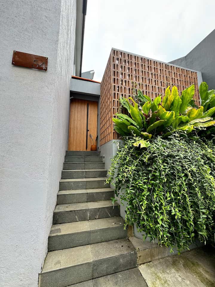 Tangga menuju rumah
Atau entrance yaa 
Karena tanahnya split level, jadi menuju rumah itu naik 

Tangga dibuat simple dari batu andesit

#tangga #inspirasitangga #entrance #roster #pagarroster #leekwanyee #batuandesit