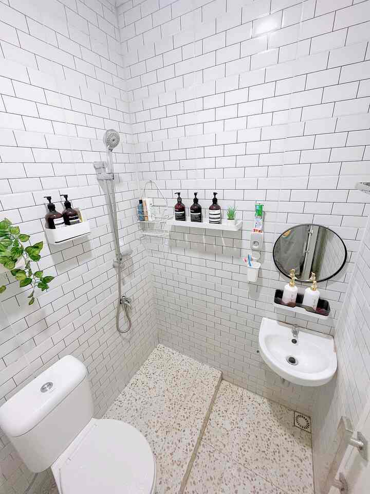 Bathroom ✨

Dalam menata kamar mandi ini kami menggunakan dominan warna putih dengan lantai menggunakan keramik terazzo, dengan lahan yang sangat terbatas berukuran 1,5 x 1,5 kami pilih warna putih agar memberikan kesan luas. 

Tips nya agar kamar mandi mungil terlihat luas gunakan warna-warna netral seperti putih ini dan gunakan juga ambalan dinding untuk menyimpan botol-botol sabun dan perlengkapan mandi, kami tidak menggunakan bak mandi dan hanya memakai shower agar tidak memakan tempat. 

#RuangSempit
 #TipsMaksimalkanRuangan 
#NeverTooSmall
#KamarMandiMungil
#IdeKamarMandi