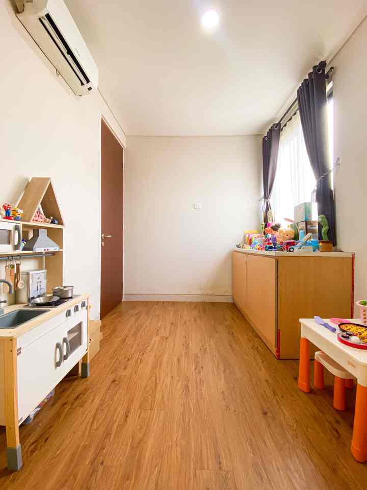 Memaksimalkan kamar anak sekaligus menjadi tempat bermain di area yang terbatas

Karna rumah kami tidak memiliki banyak ruang, jadi kami menjadikan kamar anak sekaligus tempat bermain anak-anak kami.

Pemilihan furniture yang tepat sangat di perhatikan agar anak juga dapat mempunyai space yang cukup untuk bermain.

Di area kamar anak ini kami menempatkan 1 tempat tidur (bertumpuk) untuk sementara belum kami pasang karna belum di gunakan secara optimal dan lemari pakain anak yang suami saya membuatnya sendiri (jadi ukuran nya pun sesuai) serta kami mengisi nya dengan meja yang sekalian temat bermain lego serta ada wooden kitchen set dimana ini adalah mainan favorite anak kami dirumah. Adapun koleksi mainan kami tempatkan pada space yang tersedia (yaitu top lemari anak) 

Penataan yang sesuai juga bisa membuat space cukup besar untuk anak2 bermain ataupun belajar. Dan penting juga untuk tidak menumpuk / menyimpan barang  yang sudah tidak di pergunakan lagi di area terbatas ini , karna bisa membuat area menjadi sempit. Jadi barang2 yang yang ada di area kamar ini di pergunakan secara optimal

#ruangsempit
#tipsmaksimalkanruang
#nevertoosmall
#segehouse
#kamaranak
#inspirasikamaranam


