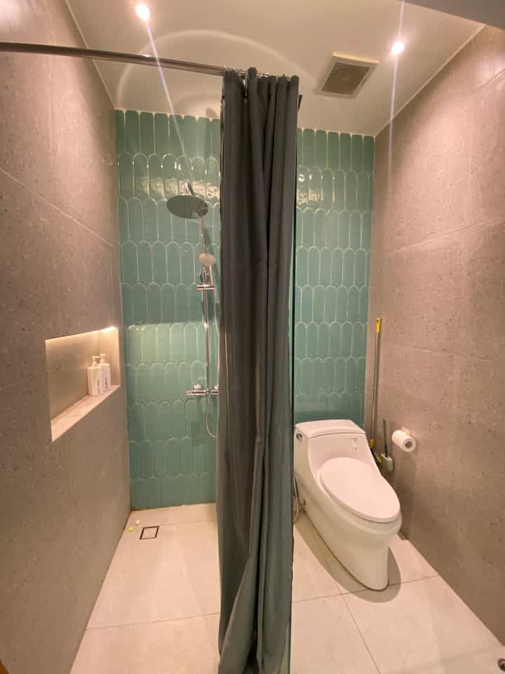 Halo teman Ohouse, selamat datang di salah salah satu ruang favorite dari house.of.chel 🙏🏻 

kenapa menjadi favorite kami? ya karena kamar mandi utama yang bernuansa hijau tosca ini memiliki dinding lantai dengan dicari nya yang tidak mudah dan unik bentuknya seperti paruh burung merak . nuansa hijau tosca ini mendominasi kamar mandi kami seperti cat tembok , tirai kamar mandi, keset handuk , dan perlengkapan bathroom setnya. 

#dekorasikamarmandi
#kamarmandiutama
#renovasikamarmandi
#kamarmandi
#Jakartatimur
#idekamarmandi