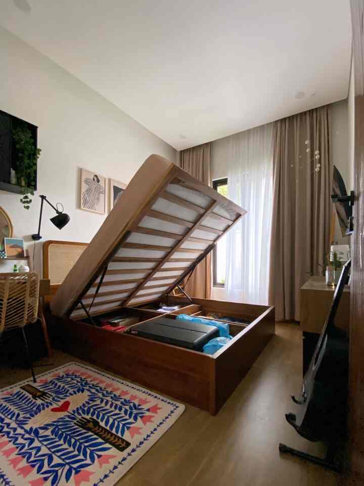 Kita buka dengan foto pertama posisi kasur terbuka. 😆
Ini adalah sebuah tips untuk tiny house atau pun tiny room. Dengan menambah storage dibawah kasur, aku bisa menyimpan barang besar dan kotak-kotak sepatu disini. Karena tidak ada ruangan khusus gudang, sehingga aku memaksimalkan ruangan dengan rak-rak tertutup. Untuk skincare, baju yang jarang terpakai, dan juga menyimpan tas kain, aku gunakan rak gantung dan juga rak bawah kasur. 
Tidak hanya berguna, namun rak-rak ini juga mempercantik ruangan. 

Semoga tips ini bisa membantu yaa. 

#RuangSempit #TipsMaksimalkanRuang #NeverTooSmall #tinyhouse #tinyroom #36m2 #tipe36 #dasacavana #kamartidur #bedroom #tinybedroom 