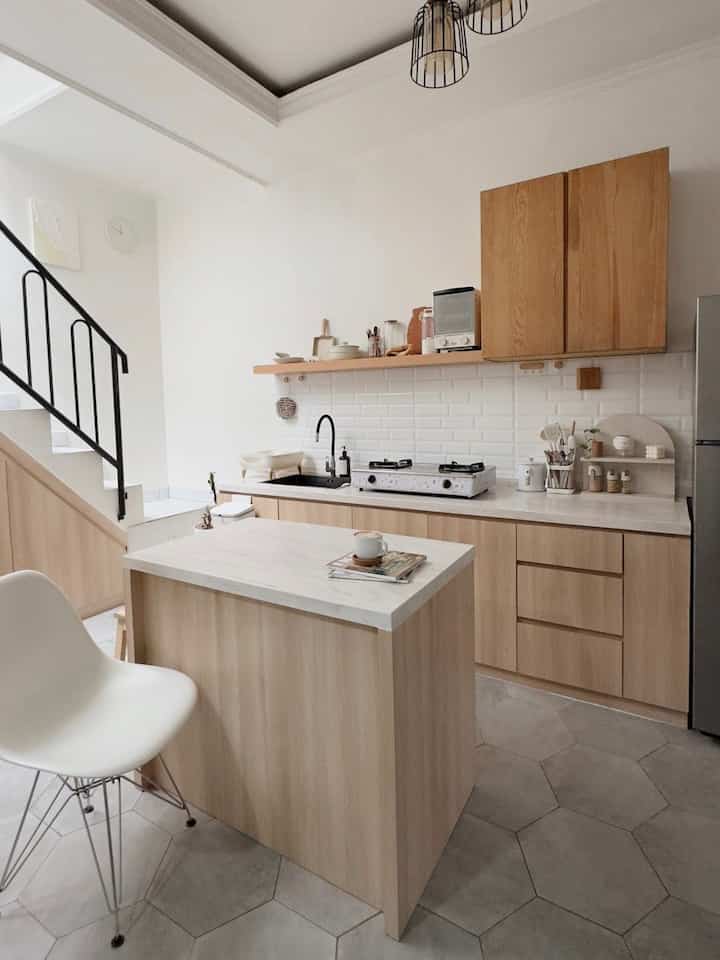 Supaya dapur terlihat rapi dan bersih, maka perlu banget adanya kabinet dapur atau kitchen set untuk menyimpan perabotan dapur yang diperlukan.
Meskipun dapur di rumah ini ukurannya mungil dan ada area tangga juga, maka dibawah tangga kita gunakan kabinet untuk penyimpanan tambahan. 
Dengan demikian dapur akan terorganize dengan baik dan tidak akan terlihat sempit.

#RuangSempit
#TipsMaksimalkanRuang
#NeverTooSmall
#RumahMinimalis
#RuangTerbatas