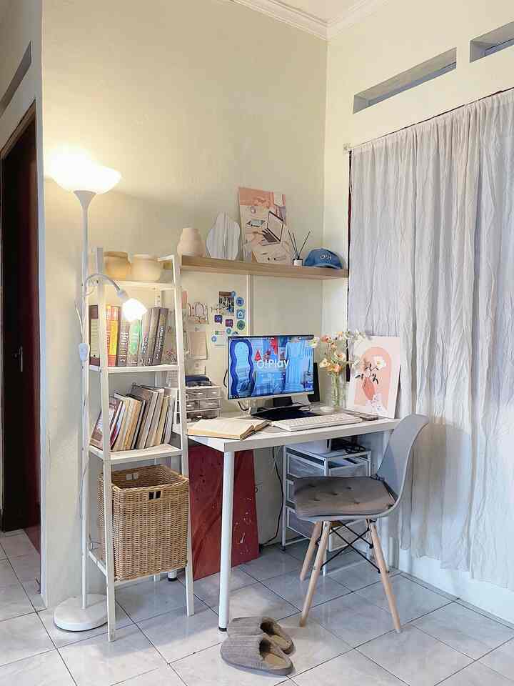 Aku suka banget untuk me time di sudut ruang ini dan aku punya beberapa benda favorit di sudut ini. Aku suka banget sama meja kerja Linmon dari IKEA, wall decor dengan memegang setangkai bunga, yang di sampingnya kutaruh bunga serupa dengan digambar. Seakan sedang dipetik jadinya. Aku juga suka banget rak serbaguna Lerberg dari IKEA, pas untuk ditaruh buku-buku yang sedang dan akan dibaca, harganya juga ekonomis sekali cuma 200rban aja, aku beli ini sudah 5 tahun, awet banget Alhamdulillaah. 

#BendaFavorit
#RekomendasiDekor
#RecommendedDecorItems
#RuangKerjaLowBudget