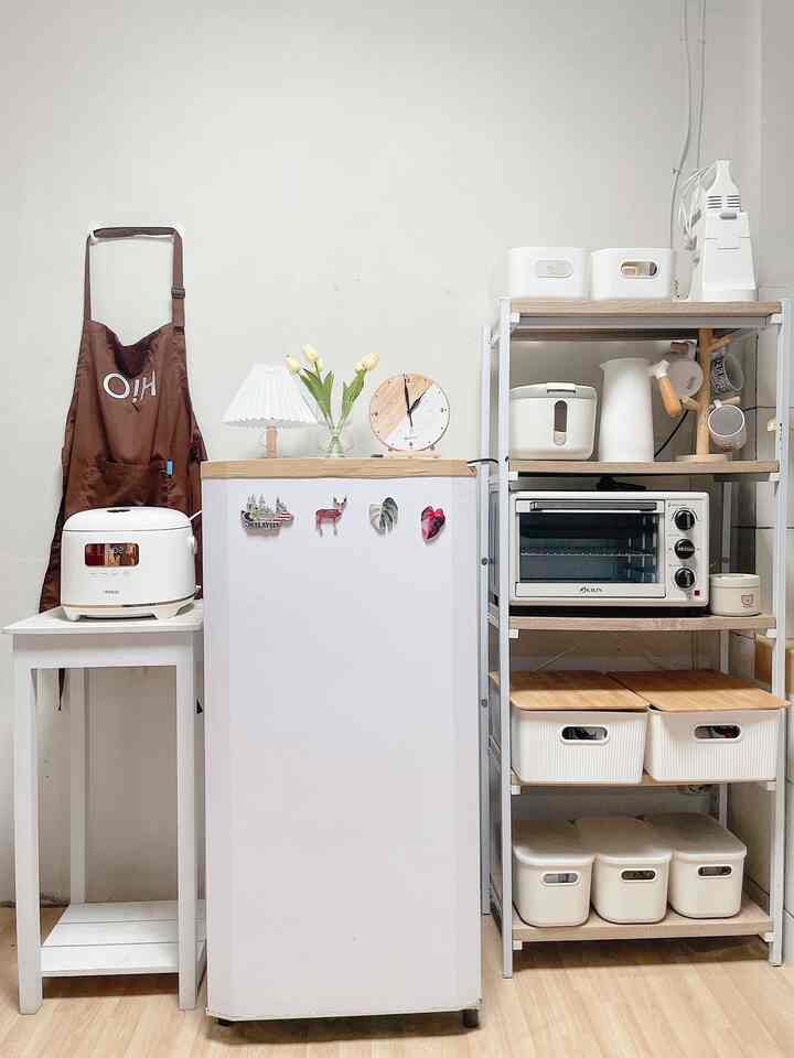 Untuk mendapatkan inspirasi dapur simple, minimalis dan low budget biasanya aku cari dari Instagram dan Pinterest, dan semenjak install aplikasi Ohouse, aku jadi lebih sering cari inspirasi lewat Ohouse hihi. Untuk styling dapur low budget, biasanya aku cari opsi lain. Misal untuk make over backsplash dapur, aku pakai stiker karena harganya jauh lebih murah dibanding keramik, dan mudah diganti kalau sesuai mood hehe. Atau belanja lewat marketplace juga bisa bikin lebih hemat, karena biasanya ada potongan harga. Dan yang paling penting, tentukan lebih dulu barang tersebut dibutuhkan atau tidak, agar tetap bermanfaat. 🤍

#StylingDapur
#MakeOverDapur
#RenovasiDapur
#MakeOverDapurLowBudget