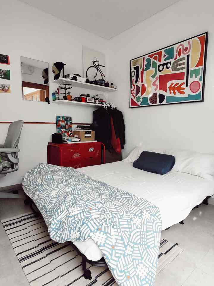 Karena master bedroom ini kecil dan ingin multifungsi jadi hal paling dipikirin adalah tempat tidur. Jadi kita pilih folding bed atau sofabed. slide selanjutnya kelihatan kalau tempat tidur lagi dilipat jadi legaaa banget.
Tips! Banyak furnitur dirumah kita yang bisa difold karena sangat membantu ruangan jadi lebih luas saat dibutuhkan.
#RuangSempit
#TipsMaksimalRuang
#NeverTooSmall