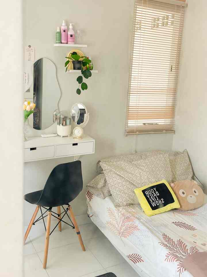 Ruang kamar ini tidak terlalu besar dan terbilang cukup sempit, namun aku berusaha memaksimalkan tata letak ruang ini menjadi lebih fungsional agar tetap legaan sedikit. Untuk memberikan kesan yang masih aesthetic aku memilih furniture atau perintilan kamar dengan warna yang masih senada dengan warna tembok kamar. 

#BedroomStyle
#TataLetakBedroom
#BedroomIdeas