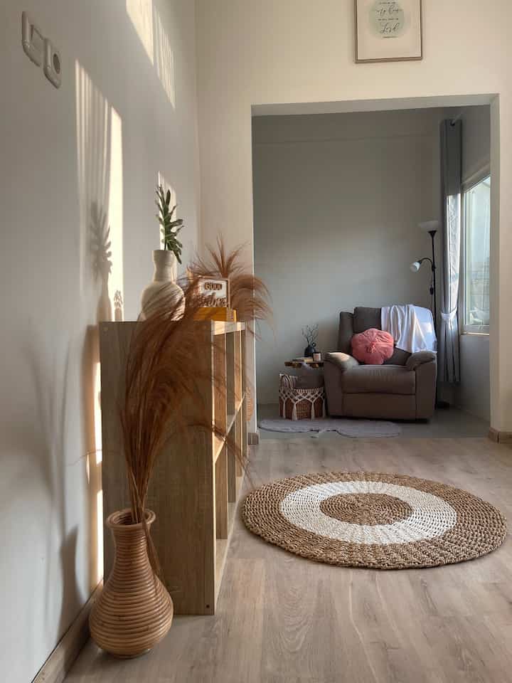 玄関が東向きの我が家にはリビングがありません。開発者のデフォルトの部屋はどれもかわいいので、装飾の配置も調整されます。前室が狭いため、本棚は玄関にしかありません。一方、増設した側には、直接見られる閲覧コーナーや、オンライン会議など自宅でできる作業用のワークデスクを設置しました。仕事机を過ぎると、西向きの家に続く階段が見えます。

#シンプルな装飾のアイデア #bohemianminimalist #neutraltones #foyer #readingnook #mejakerja