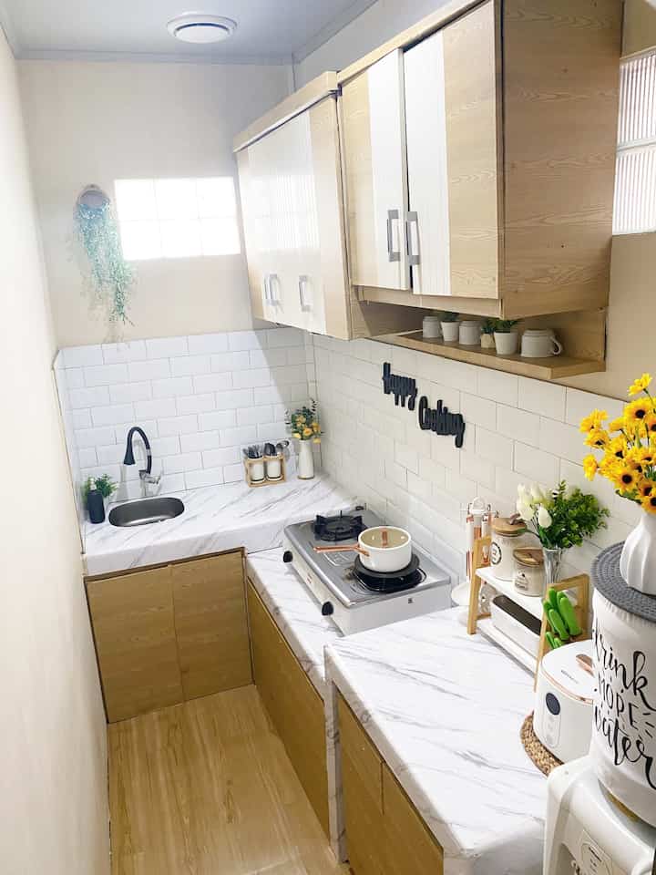 Memaksimalkan ruangan yg terbatas ✨

Sejujurnya.. menjadi sebuah tantangan sekali tinggal di rumah dengan ruang terbatas. Seperti dapur ini yg hanya berukuran 1.5m x 2m. Maka dari itu, kami berusaha memaksimalkan tata letak ruang ini agar tetap fungsional & nyaman tentunya 🫶🏻

Untuk memberikan kesan luas & terang pda ruang dapur terbatas ini, kami merubah posisi lemari kabinet yg sebelumnya menutupi jendela. Dengan ruangan yg terang secara alami seperti ini memberi kesan sedikit lebih luas. Dan penggunaan lemari kabinet ini pun menurutku menjadi solusi untuk penyimpanan yg hemat ruang di dapur yg sangat terbatas ini. 

#RuangSempit #TipsMaksimalkanRuang #NeverTooSmall #dapurmungil #dapursederhana #dapurminimalis #dapursegaris #rumahdarabayu 