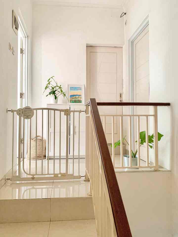 Hallway decoration • Kombinasi “functionality and look”

Halfway ini selain menghubungkan kamar utama dan kamar anak, juga sebagai penghubung lantai 3. Tidak terlalu banyak dekorasi karena cukup sempit dengan lebar hanya 1 meter. Sebelah storage adalah sliding door dengan ruangan sempit yang saya maksimalkan sebagai area laundry dan tangga menuju rooftop (lantai 3). 

#RuangSempit
#TipsMaksimalkanRuang 
#NeverTooSmall
#hallwaydecoration
#rumahcluster
#livewithkids
