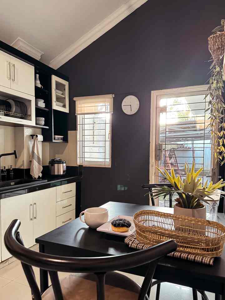 Dapurku Tidak Luas Tapi Ada Tempat Ngopinya.

Karena kami keluarga yang doyan ngopi,jadi di dapur kami sediakan meja bar mungil 2 kursi.Dapur tidak terlalu luas kurang lebih 3x6 m,memanjang dengan susunan kitchenset tempat menyimpan perlengkapan dapur,pantry tempat membuat kopi,kompor untuk memasak,sink cuci piring,sebuah peninsula granit tempat menghidang makanan.Meja bar dua kursi sebagai tempat ngopi di dapur sekaligus berfungsi sebagai tempat makan yang lebih privacy buat anakku dan teman temannya.
#RuangSempit
#TipsMaksimalkanRuang
#NeverTooSmall
#DapurAlaCafe
#TempatNgopiDiRumahku
#DapurSerbaguna
#Vintage