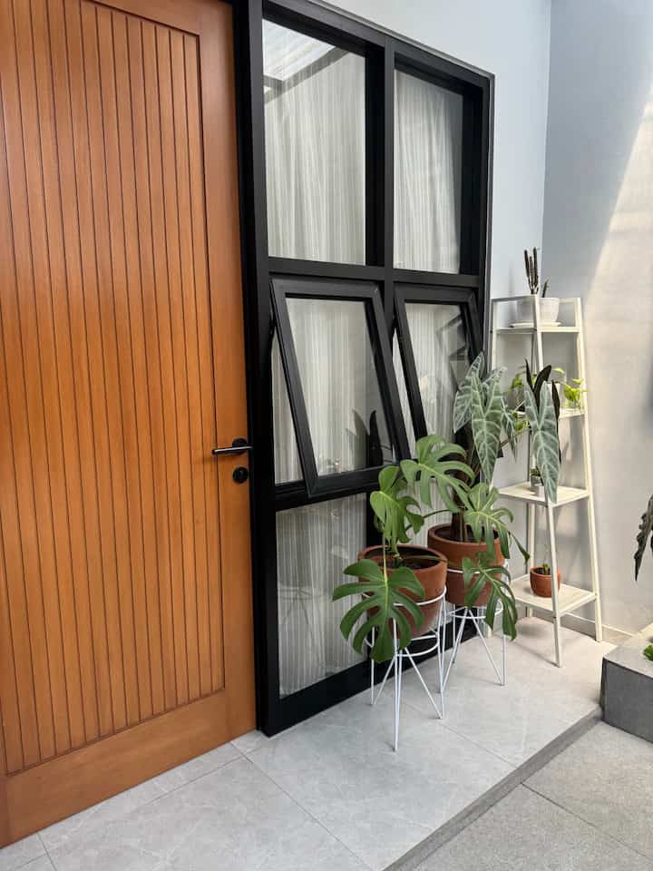 Berpengalaman dari teras dirumah orang tua yang lumayan luas dan kalau ngepel itu berasa pegal, maka teras dirumah kita dibuat sangat minimalis.
Diteras ini juga kita tambahkan tanaman hijau supaya fresh dan next kalau ada rezeki ingin renov bagian taman agar makin nyaman dan bisa nongkrong dekat teras 🤗

#terasminimalis
#terasmungil
#inspirasiterasrumah
#terasrumahminimalis
#inspirasirumahminimalis