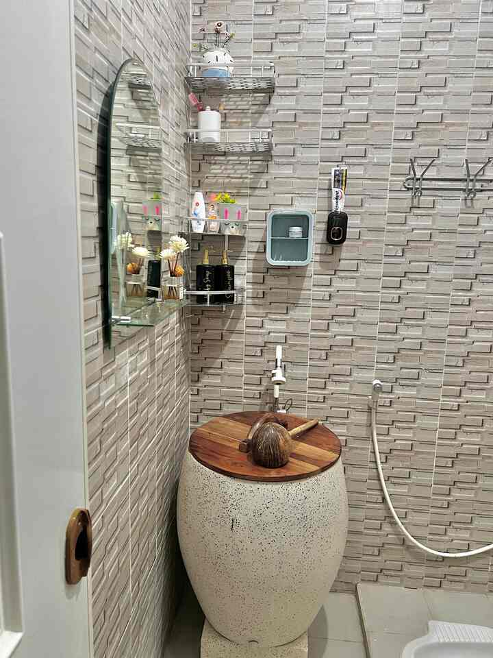 Kamar mandi minimalis, karena ukurannya juga minimalis 😄, 1.8x2 mtr
Kamar mandi dirumah ini masih toilet jongkok 😇

Kami menggunakan bak mandi, karena mandi enaknya gebyar gebyur gitu pakai gayung, jadi biar lebih aesthetic, kami memakai bak mandi terazo.


#kamarmandi #bathroom #kamarmandiminimalis #peralatanmandi #toilet #wc #toliet