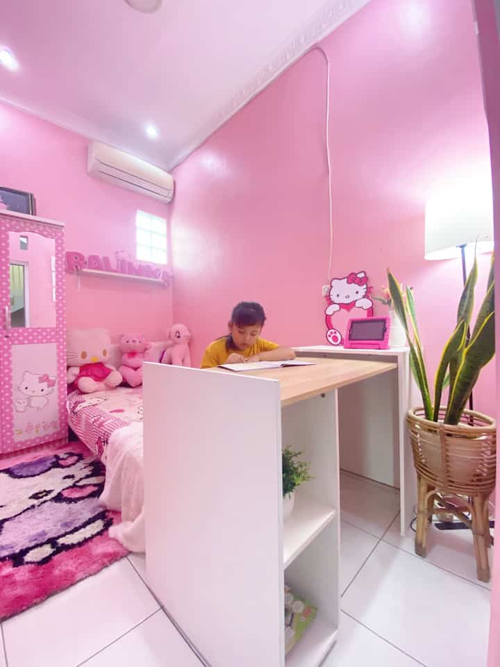 Meja belajar extandble untuk rumah dengan ruang terbatas ✨

Menempati rumah dengan ruangan serba terbatas membuat kami lebih berusaha lagi untuk memaksimalkannya dengan baik. 
Kamar anak yg hanya berukuran 2m x 2m saat ini membutuhkan meja belajar di dalamnya. 
Meja extandable ini menjadi solusi kami karena cukup fleksibel. Meja extandable ini bisa di lipat saat sedang tidak di gunakan, dan sangat mudah untuk di geser2 posisi. 
Jadi, meskipun ruangan ini sangat terbatas. Namun tetap bisa berfungsi dengan baik 🫶🏻

#mejaextandble #mejafleksibel #mejabelajaeextandble #kamaranak #kamaranakmungil #kamaranaksederhana #rumahdarabayu #rumahmungil  #rumahsederhana #rumahminimalis 
