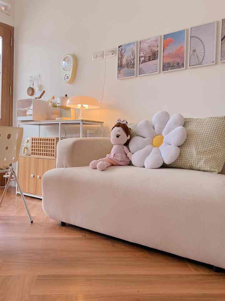Mensiasati ruang kecil yang multifungsi

Cukup agak bingung juga jika punya ruangan kecil terbatas kita harus pandai2 memilih perabotan yang sesuai dan fungsional 
Untuk pemilihan perabotan rumah seperti sofa meja makan rak kursi harus bener2 diperhatikan
Contoh ruangan ini super mungil tapi multifungsi bisa jadi livingroom & ruang makan 
Biar tidak makan tempat aku pilih perabotan yang minimalis ukuran tidak terlalu besar untuk digeser2 pun mudah 

#ruangsempit
#tipsmaksimalkanruangan
#nevertosmall
#koreanhouse
#minimalis 
