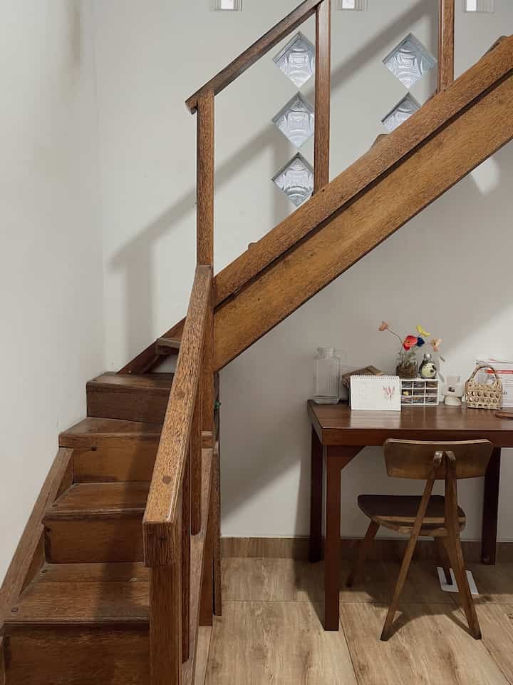 Ini adalah kamar tamu yang di desain mezzanine, untuk memaksimalkan ruangan kamar tidur di lantai atas dan di bawah tangga dimanfaatkan untuk meja belajar/bekerja dan juga tempat penyimpanan dan di bawah lantai kasur adalah ruang penyimpanan. Hal ini dapat membuat ruang menjadi luas dan serbaguna. (Area kasur masih tidak bisa maksimal difoto karena sedang tahap renovasi)
#Ruangsempit
#tipsmemaksimalkanruang
#NevertooSmall