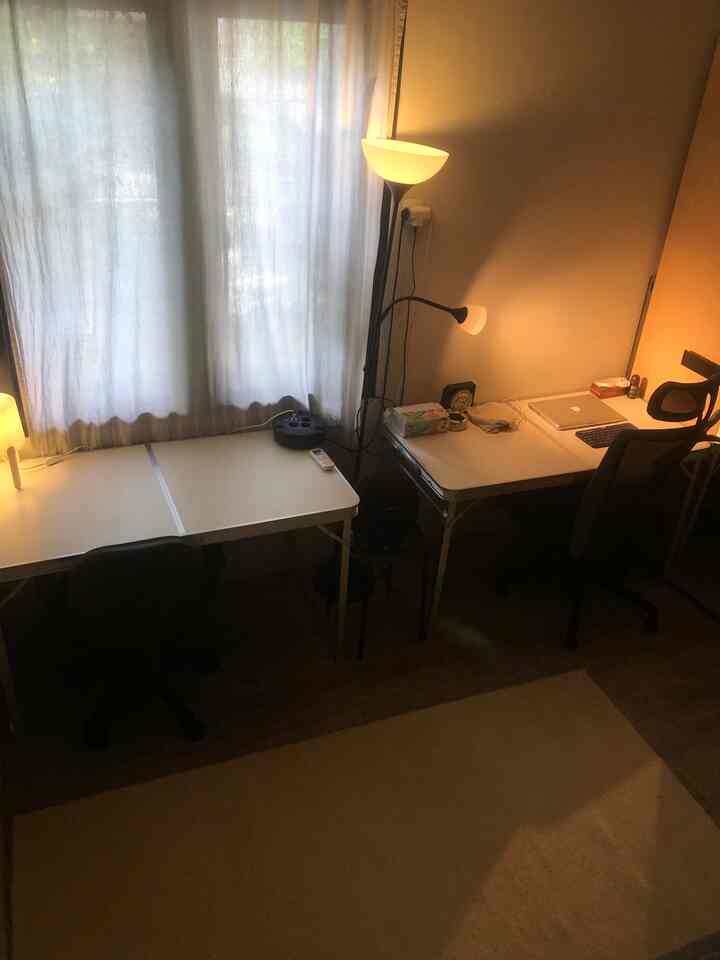 Menurut aku, untuk memaksimalkan space kuncinya itu ada di furniture. 
Contoh di kamar kerja ini, karena kita masih menggunakan furniture lungsuran, tentunya ukurannya tidak proporsional dengan ruang yang kita punya. 
Apalagi lemari lungsuran dr mertuaku yang skrg jadi gudang portable kami, ini lumayan memakan tempat menurutku, padahal seharusnya bisa dimanfaatkan dan dimaksimalkan untuk barang yang lain.
Semoga ada rezekinya untuk menyulap kamar ini dengan furniture yang sesuai💕

#RuangSempit
#TipsMaksimalkanRuang
#NeverTooSmall
#InspirasiRuangKecil
#DekorasiRuangKerja
#InspirasiRuangKerja 
#DekorasiRuangKecil