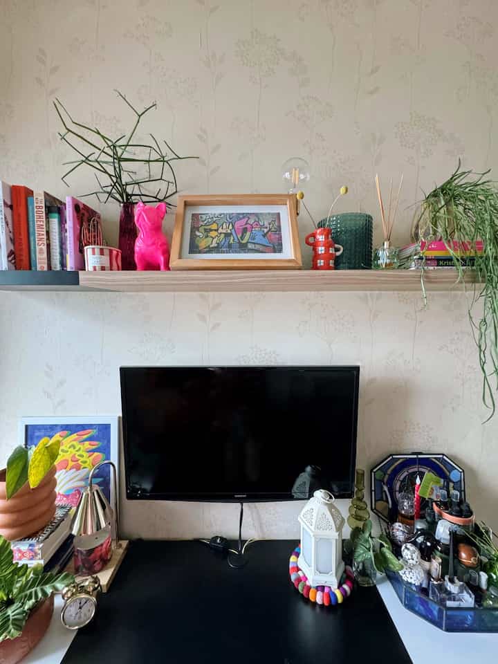 Menambahkan sesuatu yang baru ke salah satu dinding di #PojokBoho. Ini adalah pelari gantung ✨

Jadi bingung mau taruh di mana di awal. Tapi keputusan sudah dibuat, dan saya gantung pelari! Dan aku sangat menyukainyahhh

Warna-warnanya yang cerah, pola dan teksturnya yang rumit memberikan kesan bohovibe yang sama pada aula mungil ini

#RumahTiny #Apartment #Bohemian #Jakarta