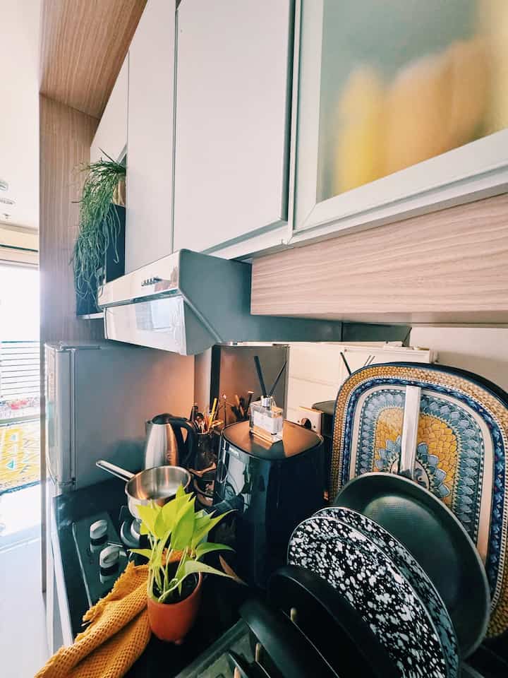 Ini adalah dapur saya setelah saya menambahkan beberapa hiasan agar lebih menarik.

Meski jauh dari dapur idaman ideal, bisa menghangatkan atau memasak sesuatu yang ringan setiap hari sudah menjadi hal yang sangat patut disyukuri.

#DapurImpianku #IdeDekorDapur #DapurEstetik #PojokBoho