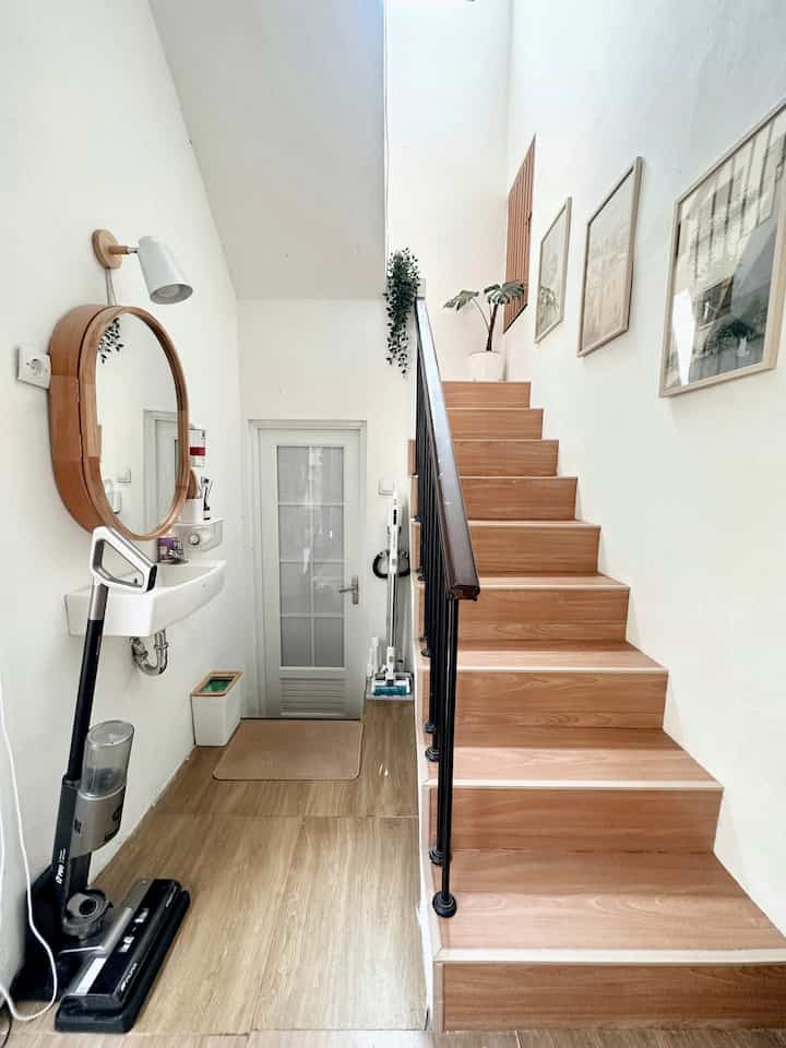 Staircase Decoration

The stair area in Gioia House is decorated with wood and white nuances. This color choice blends with the color choice in other areas because the stairs area is right next to the living room.

#stairs inspiration #staircase #tinyhouse #tangga #tanggarumah #woodandwhite #dekorasitangga