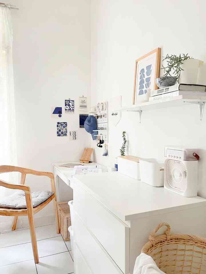 Memanfaatkan sedikit space di kamar utama untuk lemari baju dan meja kerja. Di area meja kerja, saya juga menambahkan beberapa storage tambahan 🤍

#RuangSempit
#TipsMaksimalkanRuang 
#NeverTooSmall