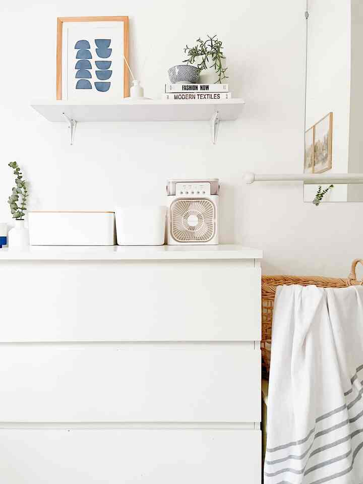 Lemari pakaian, keranjang cucian dan aksesoris di area kamar tidur utama. Semuanya masih menyatu dengan tema rumah. Dominasi warna putih, elemen kayu, aksen biru dan sedikit tanaman hijau 🤍

#Skandinavia
#decorlowbudget
#barangdekoratif rumah
#bandung
#rumah tua
#homeinspo
#lemarilaciikea