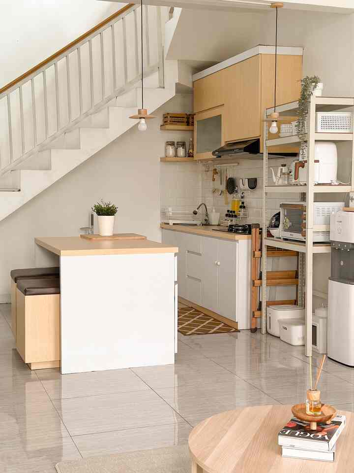 Punya luasan rumah yang gak begitu luas, kami akali dengan menggunakan konsep open plan agar ruangan terkesan lebih luas. Selain itu kami manfaatkan space bawah tangga untuk di jadikan kitchen supaya space nya gak mubazir 😁

Dan kami gunakan beberapa barang untuk di jadikan space tambahan sebagai penyimpanan perintilan dapur. 
1. Meja island yang memiliki kabinet untuk penyimpanan segala perabotan ataupun stock makanan

2. Stool atau kursi makan berbentuk kotak, merupakan tempat penyimpanan tambahan, alas duduknya sekaligus menjadi tutup. 

3. Rak 5 tingkat sebagai tempat untuk menyimpan elektronik dapur. 

Punya lahan sempit memang mengharuskan kita memutar otak, untuk menjadikan ruangan tersebut lebih nyaman dan tidak terkesan berantakan. 


#RuangSempit
#TipsMaksimalkanRuang
#NeverTooSmaal
#KitchenBawahTangga
#Kitchen
#dapurmodern 
#DapurKecil