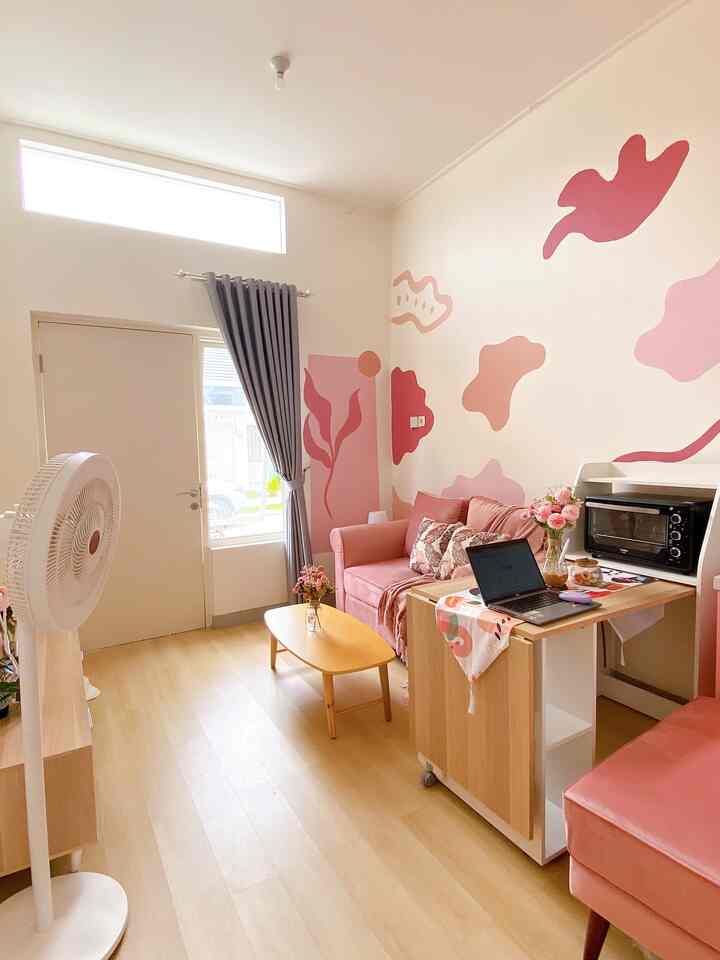 Walaupun rumah ini punya living room yang terbatas areanya, ternyata kami tetap bisa punya meja makan yang sekaligus bisa kami gunakan sebagai meja kerja. Produk dari Pira ini sangat multifingsi dan hemat tempat. Bisa dilipat kembali jika tidak digunakan. Selain itu dengan tampilan warna kayu yang senada dengan ruangan living room kami, membuat meja makan ini makin serasi.

#ruangsempit #tipsmaksimalkanruang #nevertoosmall #insporuangtamu #ruangtamupink #dekorasiruangtamu #ruangtamu
