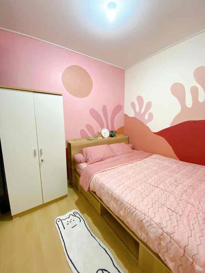 Kamar tidur area terbatas ini akhirnya kami relayout kembali. Hanya ada dipan yang memiliki banyak storage dan juga lemari dua pintu.
Jangan lupa dekorasi tambahan seperti karpet karakter dan tanaman artificial bikin looks kamar ini makin cantik.


#inspirasikamartidur #kamartidursempit #nevertoosmall #inspirasibedroom #smallbedroom #dekorasikamartidur