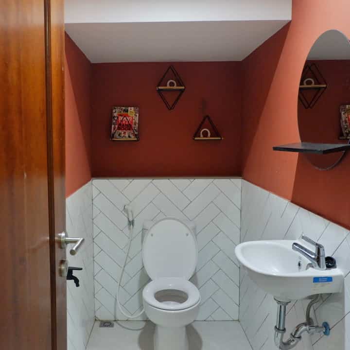 Bikin toilet kecil tapi tetep estetik bisa banget!

Kombinasi dinding dengan warna kontras bikin toilet kecil ini jadi unik, ditambahkan sedikit pajangan di dinding agar tidak monoton dan lebih menarik


#bathroom #powderroom #toiletcantik #toiletmini #dekorasikamarmandi