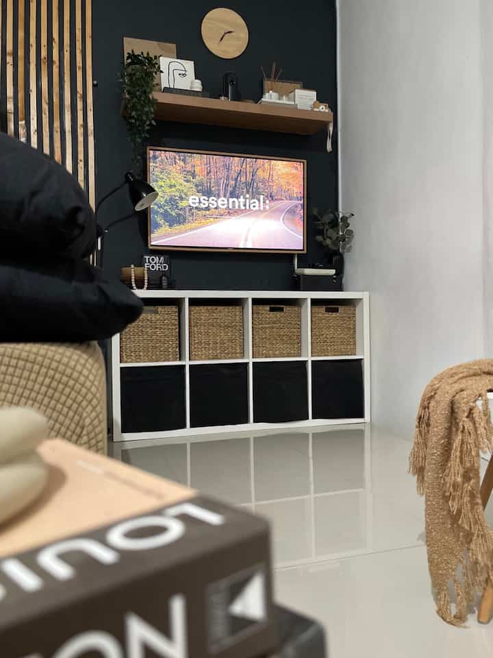 ➖ Memaksimalkan Ruang Sempit

Tantangan rumah dengan keterbatasan luas, dan tidak memiliki gudang adalah dengan memiliki storage. 

Kami memilih untuk menggunakan furniture multifungsi yang bisa dijadikan storage agar terlihat lebih rapi. Storage di rumah kami cukup banyak. Seperti contohnya #KallaxCabinet ini yang kami fungsikan untuk menyimpan mainan anak, buku-buku juga peralatan lainnya.

Sedangkan laci-laci storage besar ini, kami pesan custom dari bahan kayu jati, untuk digunakan sebagai area duduk, dan tempat penyimpanan stok-stok pembersih rumah, alat-alat listrik, dll.

Semoga menginspirasi 🤎

#Ruangsempit #tipsmaksimalkanruang #nevertoosmall #livingroom #storage #ruangtv #ruangkeluarga #ruangtamu #inspirasiruangtvmungil #inspirasidekorasiruangsempit #dekorasiruangsempit #inspirasiruanganmungil