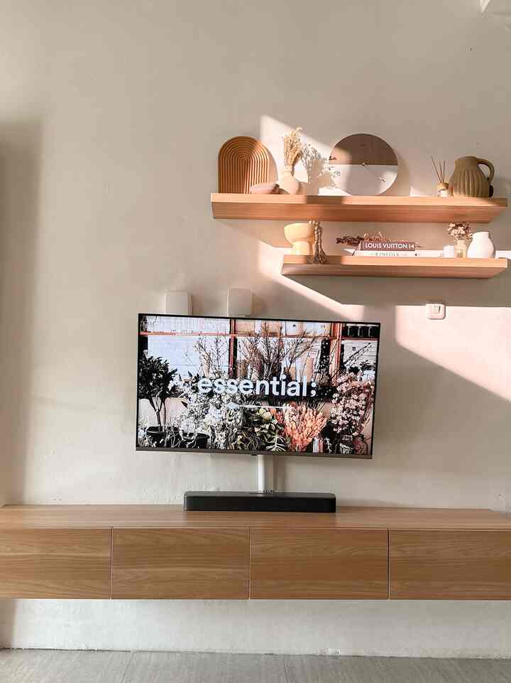 inspirasi rak backdrop tv , lebih tepatnya bukan backdrop kali yaa 😁
ini area kami menyimpan tv , menggunakan meja gantung dan 2 ambalan untuk menyimpan beberapa dekorasi. 

Cukup simple tapi bikin tampilan area tv ini jadi lebih menarik 



#LivingRoom
#BackdropTv
#HomeStyling
#LivingRoomDecor
#HomeDesign
#House
#RuangTv 