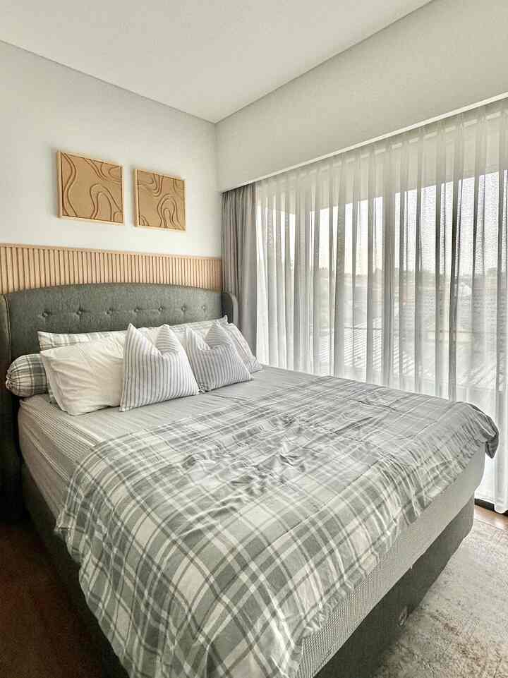 Ini adalah kamar utama dirumahku, ukurannya hanya 3x4 m2. Untuk mengatur dan memaksimalkan ruangan terbatas ini aku menggunakan lemari custom supaya sesuai dengan ukuran ruangan sehingga tidak ada space yang terbuang. Untuk tempat tidur menggunakan ukuran 160x200 supaya masih banyak space untuk bergerak. Untuk pemilihan warna aku memilih warna putih ke abu-abuan supaya terkesan luas. 
#RuangSempit
#TipsMaksimalkanRuang
#NeverTooSmall
#Homestyling
#Homedecor
#HomeInspo
#Bedroom
#BedroomInspo
#BedroomIdeas
#BedroomStyling