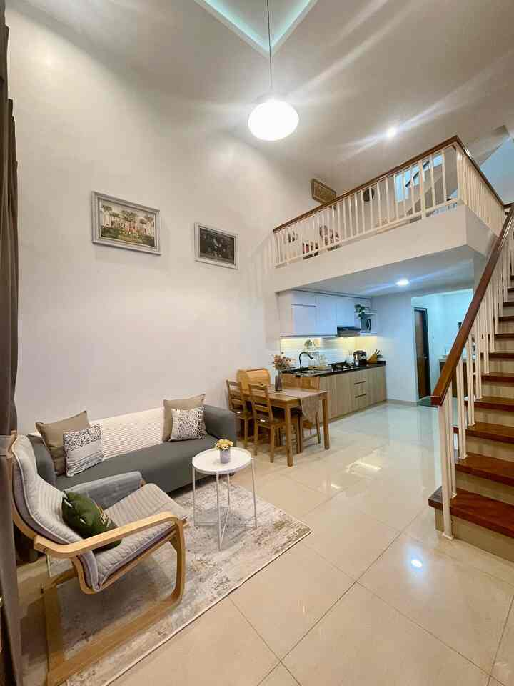 Tinggal dirumah dengan ruang terbatas bukan berarti tidak bisa berkreasi✨
lahan rumah kami dengan lebar 3,7m dan panjang 14m menjadi tantangan sendiri untuk kami bisa menata setiap sudut rumah berfungsi dengan baik.
Menurut kami menentukan layout dan kebutuhan ruangan menjadi hal utama yang harus ditentukan sejak awal. 

Dilantai 1 rumah kami, dalam 1 layout terdapat 6 ruangan terdiri dari :
1. Living room
2. Ruang makan
3. Dapur
4. Toilet
5. Wastafel
6. Gudang

Dan kami juga menambahkan ruang mezzanine untuk membuat kesan lebih luas.

#RuangSempit
#TipsMaksimalkanRuang
#NeverToSmall
#RumahMinimalis
#Mezzanine
#50m2
#MinimalisModern

