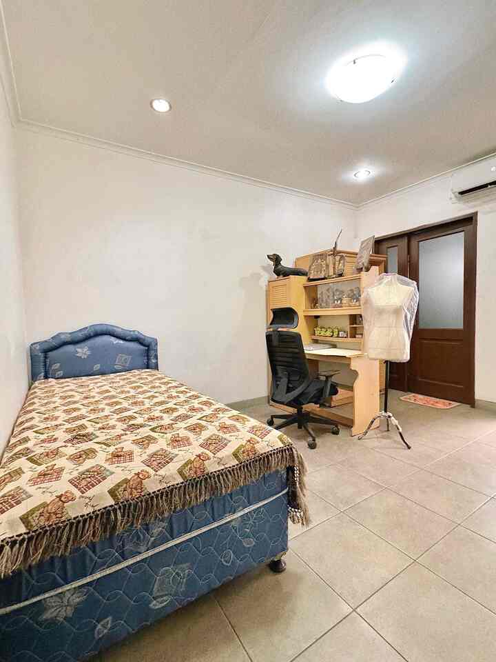 Cara ku memaksimalkan ruangan terbatas adalah dengan memanfaatkan setiap sisi ruangan, namun tetap memperhatikan jarak antar furniture agar leluasa dalam beraktivitas dan membuat ruangan tidak terlalu terlihat penuh. 

Selain itu, penting juga untuk memperhatikan ukuran furniture yang sesuai dengan ruangan.

Ruangan ini menggunakan kasur 2in1.
Bagian bawah kasur bisa ditarik sewaktu-waktu bila diperlukan, dimasukan kembali saat tidak digunakan agar ruangan tetap terasa lega.

#RuangSempit
#TipsMaksimalkanRuang
#NeverTooSmall
#kamartidur #dekorasikamarsempit #dekorasiruangsempit 