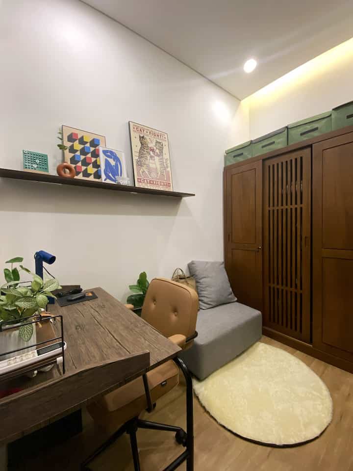Hai! Ini adalah ruangan home office dan wardrobe room dirumahku. Ruangannya hanya sekitar 2.3m x 2.5m. Sebenarnya ini adalah kamar tidur ke-2 dirumahku, tapi karena kebutuhanku untuk tinggal sendirian, aku memilih ruangan ini menjadi area lain.

#homeoffice #ruangkerja #wardroberoom #tinyhouse #36m2 #tipe36 