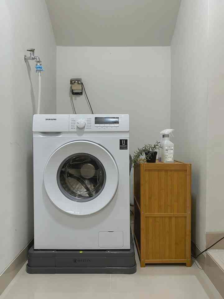 Memaksimalkan area dibawah tangga yang juga kebetulan berada disebrang kamar mandi lantai 1 dengan membuat laundry area.
Luas kamar mandi dan laundry area memanjang sekitar 3 meter dengan lebar hanya 1 meter.
Walaupun areanya relatif kecil, tapi terbukti fungsional karena proses mencuci jadi lebih mudah disini.
Kedepannya kami berencana untuk membuat kabinet atau wall storage untuk bisa lebih memaksimalkan fungsi area laundry dan kamar mandi ini.

#ruangsempit
#tipsmaksimalkanruang
#nevertoosmall
#laundryarea
#smallbathroomidea