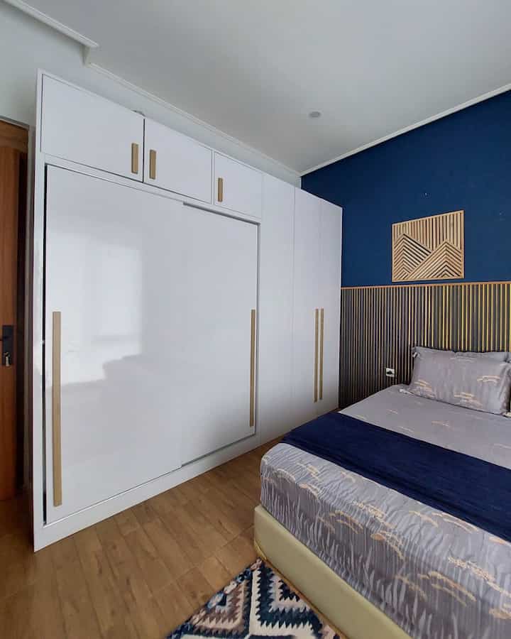 Lemari dengan hidden door.
Lemari pakaian ini sengaja kami custom agar bisa disesuaikan dengan kebutuhan. Selain itu lemari ini juga bisa menutupi pintu kamar mandi. 

Lemari ini ukurannya p 3m x t 2.4m x L 60cm. Dengan pintu geser. Untuk ukuran area baju lipat ada 10 ruang dgn ukuran 40x30. Sangat" cukup untuk menyimpan baju. 

Jd kamar ini terlihat rapi. Semoga menginspirasi.

#lemari #lemaricustom #kamarminimalis #bedroomdecor #bedroom #hiddendoor 