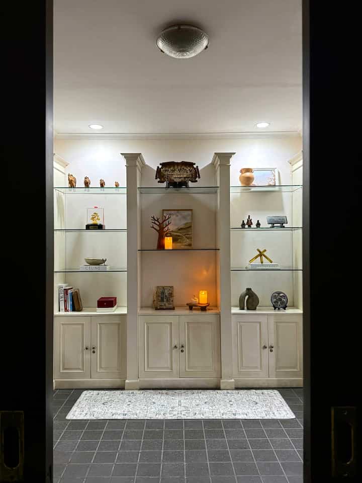 • Lemari Pajangan •

Lemari yang menjadi focal point ruangan transisi antara kamar utama dan walk in closet.

Sempat terpikir untuk memanfaatkan lemari ini sebagai tempat penyimpanan tas, tapi akhirnya memutuskan untuk menjadikan lemari ini sebagai tempat pajangan supaya lebih terlihat estetik dan rapih, sekaligus memanfaatkan pajangan-pajangan yang sudah ada sebelumnya.

#lemaripajangan #lemarikayu #displaycabinet
#barangdekorasirumah #dekorasirumah #pajangan 