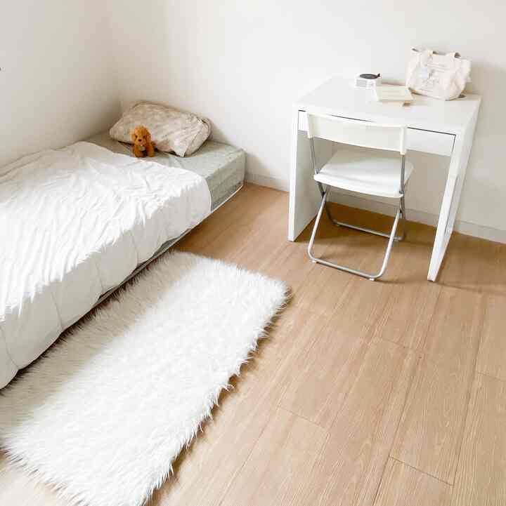 Untuk memaksimalkan kamar tidur yang kecil, kami memilih furniture berwarna putih agar kamar terlihat lebih luas.

Untuk dekorasinya pun sederhana dan menyesuaikan dengan kebutuhan.
Seperti karpet bulu, gantungan baju, dan lemari laci.

#RuangSempit
#TipsMaksimalkanRuang
#NeverTooSmall
#kamaranak #kamarkecil #kamarminimalis #dekorasilowbudget 