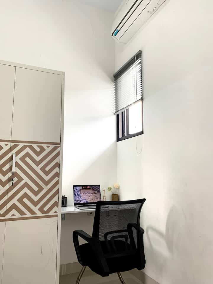 Meja Kerja Terselip di Kamar Tidur 3x3 ✨

Ada sedikit space kosong di antara lemari dan jendela kamar, kami manfaatkan untuk instalasi meja kerja lipat dinding. Awalnya space ini adalah untuk cermin lantai, namun cermin dipindah dan digantung di area pintu balkon.

#RuangSempit #TipsMaksimalkanRuang #NeverTooSmall #mejakerjaminimalis #bedroom
