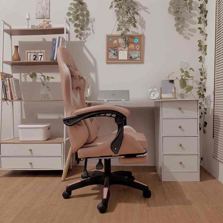 Biasanya meja kerja & rak penyimpanan itu banyak polosan, disini aku pilih meja & rak yang ada lacinya, dari brand yang sama supaya serasi juga hehe.
Sebagai kreator yang alat tempur ngonten plus ngoleksi perintilan properti lumayan banyak, aku simpen itu semua di laci laci meja & rak ini. Lumayan memaksimalkan sudut ruangku yang minimalis 🤎

#RuangSempit #TipsMaksimalkanRuang #NeverToSmall #ruangminimalis #ruangkerja #decorlowbudget 