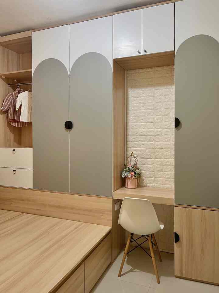 Menciptakan ruang belajar yang nyaman bagi anak-anak sangatlah penting. Karena ruang belajar yang nyaman bisa menimbulkan semangat belajar pada anak. Meja belajar anakku menyatu dengan lemari pakaian di kamarnya. Di bawah meja belajar terdapat stop kontak listrik untuk menyalakan lampu tambahan atau men-charge laptop dan sebagainya. Di sisi kiri meja belajar terdapat dua buah pintu lemari untuk meletakkan tas, alat tulis dan buku-buku pelajaran. Dengan begitu, semua keperluan belajar anak bisa mudah dijangkau bahkan saat ia sedang duduk di kursi belajarnya. #MejaBelajarAnak #IdeRuangBelajarAnak #KamarAnak #RuangBelajar #KamarMungil #StylingKamarAnak