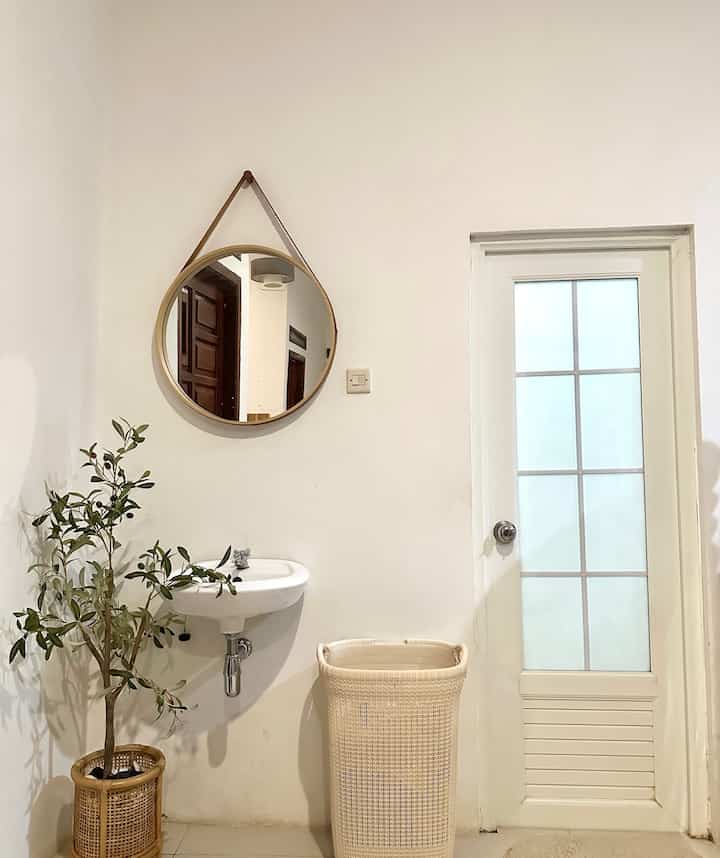 Untuk bagian luar kamar mandi ini aku letakkan wastafel dan cermin bulan gantung, lalu untuk lebih menarik lagi aku tambahkan pohon olive artificial 

#homedecor
#japandi
#pojokestetik
#tipsrumahestetik
#bogor
