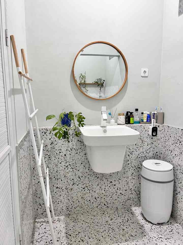 Memanfaatkan lahan kecil di rumah untuk menjadi kamar mandi. Tadinya ruangan ini tuh 2 area. Toilet kecil dan area cuci piring. Lalu kita bobok dan luasnya jadi 2,4mx1,5m. Ga terlalu besar dan ga terlalu mungil. Cukup untuk bergerak bebas disana. Nah untuk tempat menyimpan peralatan mandi, sikat gigi, sabun dll. Aku membuat ambalan dari semen di area wastafel. Jadi bisa untuk menyimpan perabotan di kamar mandi.

#RuangSempit #TipsMaksimalkanRuang #NeverTooSmall #kamarmandi #bathroom #ruanganmungil #areamungil