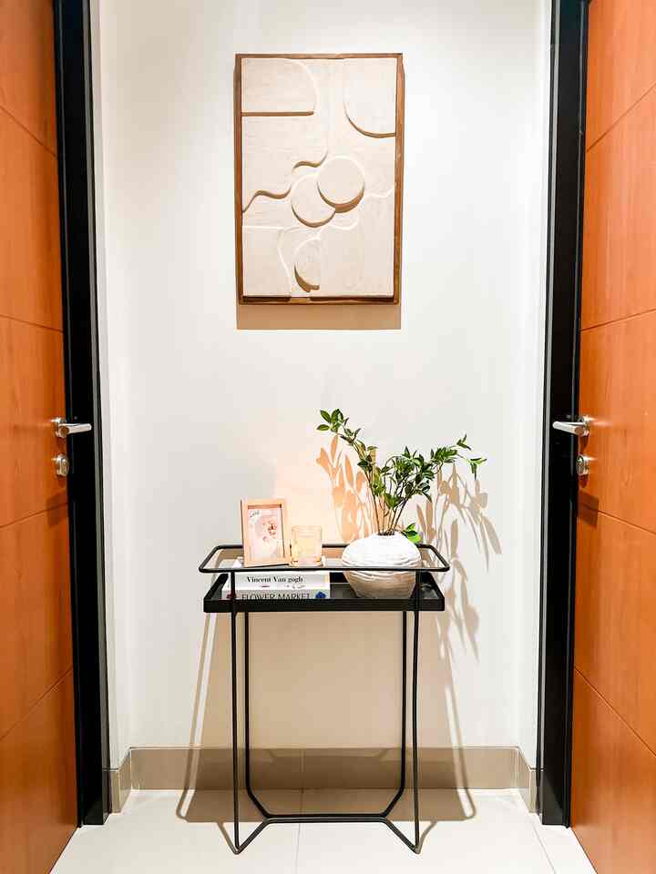 “Something New” 
Holaa selamat malam dari casaaksadaru👋🏻

Mencoba mengisi ruang-ruang kosong di rumah. Yap salah satunya di depan dua kamar ini. Awalnya hanya ada pajangan wall art saja, terus naksir smaa rak tanaman yang ada di ig tetangga. Cari tau eh nemu di rupa-rupa. Gak berlama-lama, co dan taraaa datang. Cakep yaaaa ☺️

Semoga bisa memberikan inspirasi yaaa 
Malam ✨

#casaaksadaru
#desainvoyer
#TipsMengisiRuangKosong
#interiorstyling
#desainvoid