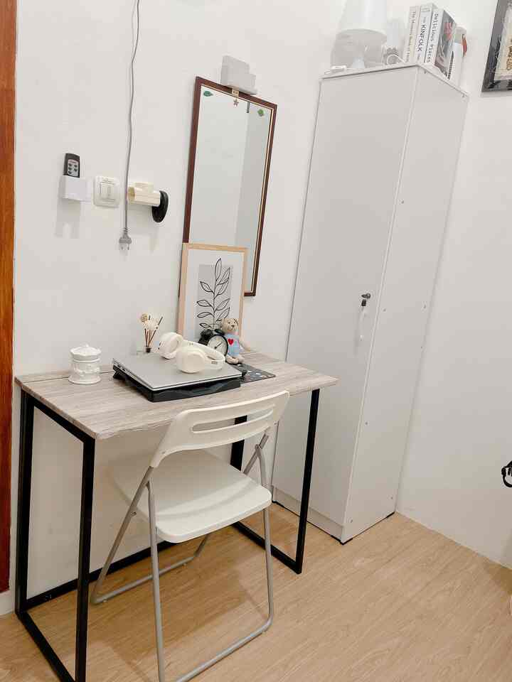 🏠 Styling Ruang Terbatas 🏠

Kamar Tidur kedua ini merupakan salah satu ruangan terbatas dirumah kami
Dengan ukuran 3x2,5
Salah satu tips & trick kami memanfaatkan sisa ruang dengan milih furniture yang simple ukuran & modelnya. Contohnya:
✨ Meja Kerja & Kursi Lipat, memudahkan untuk dipindah-pindah untuk memaksimalkan ruangan.
✨ Lemari 1 pintu juga dengan warna cerah. 
✨Divan kasur model single & tarik.

Semoga bermanfaat 🤍 Save & Share
Terima kasih 🫰🏻

#RuangSempit #TipsMaksimalkanRuang #NeverTooSmall #scandinavian #rumahputih #sudutruangan #idedekorasi #rumahminimalis 