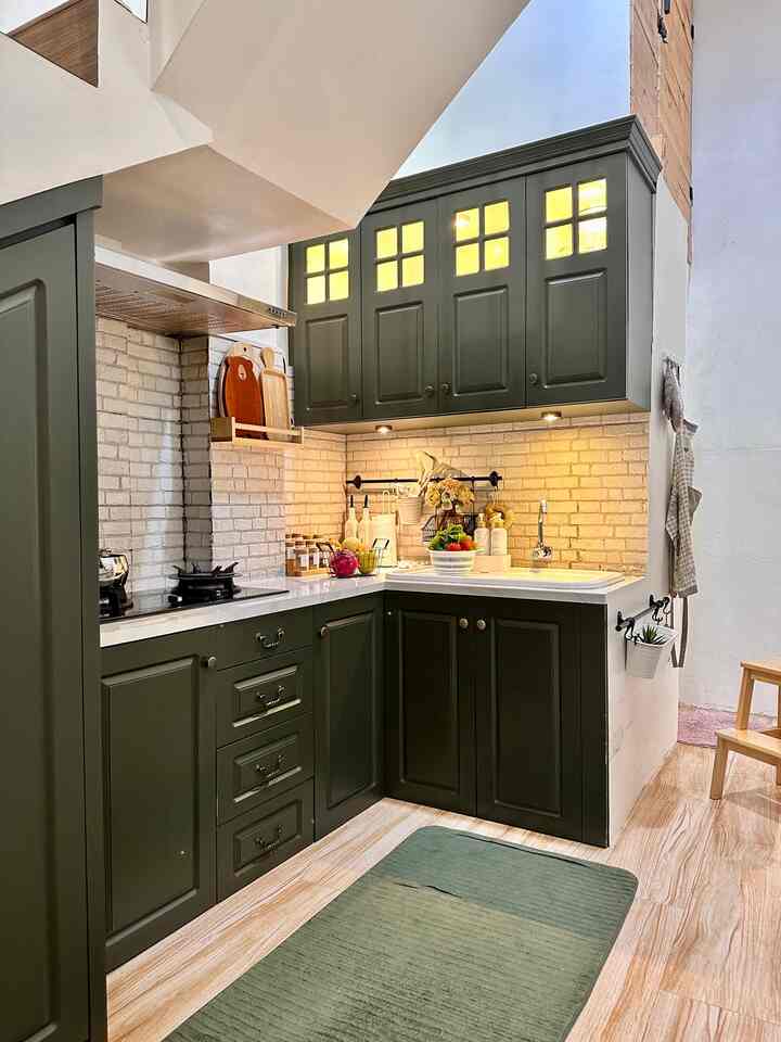 Karena luas area yang terbatas penggunaan kabinet fungsional dimaksimalkan serta penambahan storage di sisi lain agar peralatan dapur dapat tersimpan rapi

#RuangSempit #TipsMaksimalkanRuang #NeverTooSmall #modernfarmhouse #bandaaceh #livewithkids