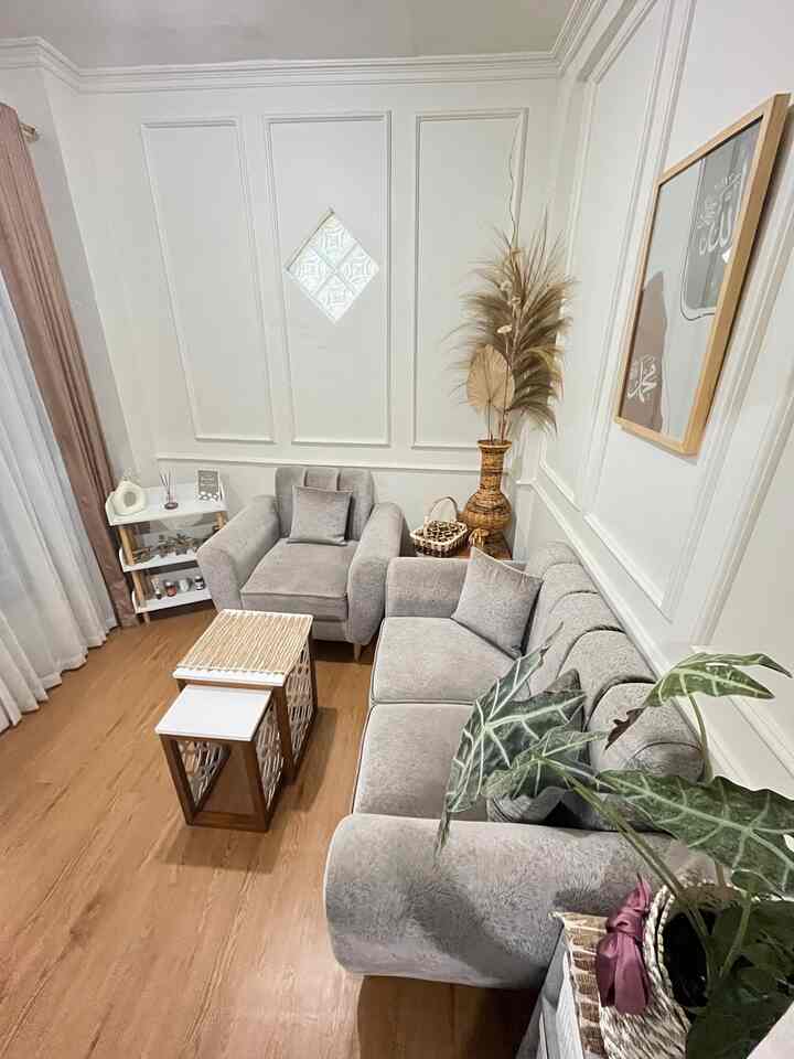 Caraku nge-styling living room yang ukurannya cuma 2,5 x 3 m ini agar terlihat luas dengan menggunakan sofa yang ukuran sedang dan juga kecil, dan di sudutnya dibuat untuk memberi hiasan agar tidak terlihat kosong dikarenakan ada space dari sofanya.
Jangan lupa beri rak agar perintilan yg terdapat di ruang tamu ini agar terlihat rapi.
Beri hiasan seperti moulding di dinding seperti ini agar memberi kesan luas, dan juga penggunaan cat sangat penting seperti warna cat snow white ini yang aku pake di ruang tamu ini, dan jangan lupa gunakan pula meja yg minimalis agar tidak memberi kesan sempit. Sekian cara ku mendekor ruang tamu mungil ini 😍

#RuangSempit
#TipsMaksimalkanRuangan
#NeverTooSmall
#RuangTamu
#LivingRoom